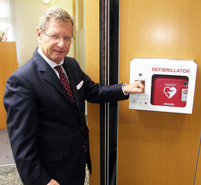 Der Defibrilator ist in einem abgeschlossenen Kasten an der Wand. Die kleine Scheibe aus Sicherheitsglas lasse sich mit der bloßen Hand ...