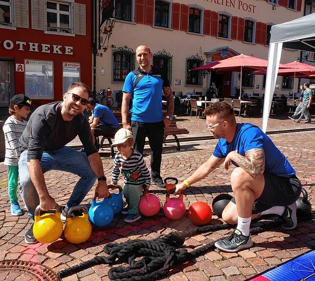 Körperliche Fitness: Fabian Martin und seine Söhne aus Rafz (CH) lassen beim Gesundheitstag am Stand des Fit Teams Waldshut ihre Muskeln ...