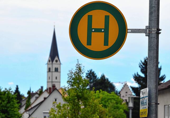 Noch ungewohnt: Bushaltestellenschilder in Markdorf. Wird der Stadtbus zur Dauereinrichtung in Markdorf? Darüber soll der Gemeinderat im ...
