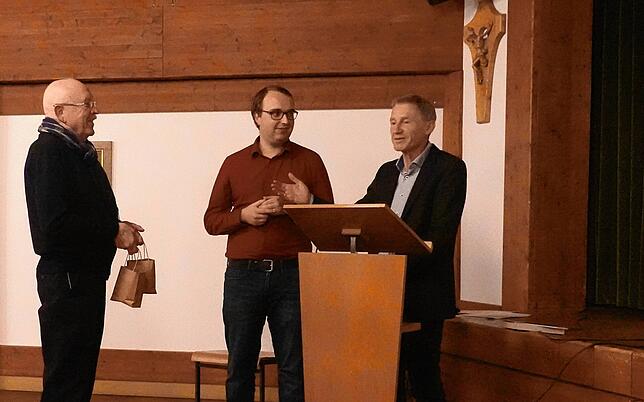 Nicht einfach: Alfred Laffter vom Bildungswerk Hotzenwald bedankt sich bei den Referenten Steven Krug und Lothar Probst (von links).