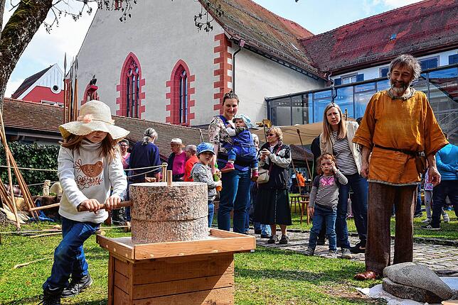 Beim Keltentag, hier ein Bild von 2021, können die Besucher auch selbst ausprobieren, wie die Menschen vor mehr als 2500 Jahren ...