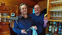 Holger Naffin und Bernd Müller (von links) stehen seit wenigen Tagen hinter der Theke der Kajüte in Staad. Damit erfüllen die Freunde ...