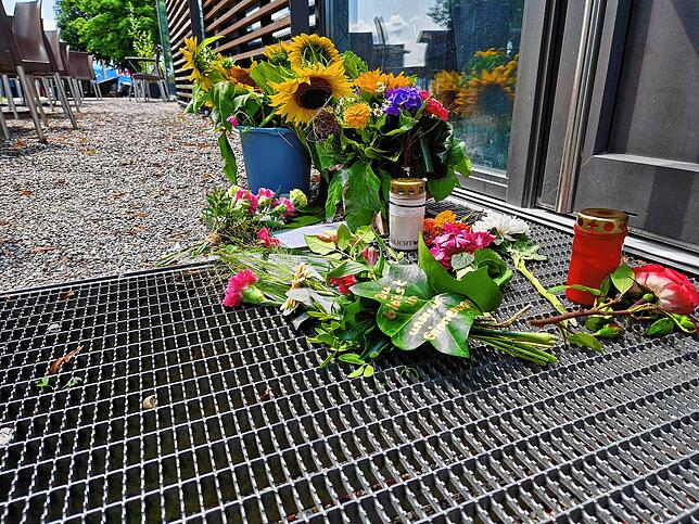 Angehörige und Freunde haben Blumen und Nachrichten vor das Café Seegarten gelegt.