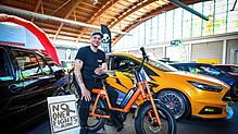Marco Holtz bei der Tuning World Bodensee. Hier heißt es Herz und Asphalt – Träume in Fahrt. Gemeinsam mit seinen Partnern sammelt er ...