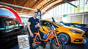 Marco Holtz bei der Tuning World Bodensee. Hier heißt es Herz und Asphalt – Träume in Fahrt. Gemeinsam mit seinen Partnern sammelt er ...