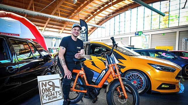 Marco Holtz bei der Tuning World Bodensee. Hier heißt es Herz und Asphalt – Träume in Fahrt. Gemeinsam mit seinen Partnern sammelt er ...