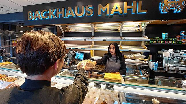 Kurz vor Ladenschluss ist die Auslage bei Backhaus Mahl im Industriegebiet weitgehend leer. Kundin Corinna Weber (vorne) findet das ...
