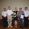 OB Phillip Frank (links) und Bürgermeister Joachim Baumert (rechts) dankten (von links) Matthias Rüd, Marina Schlosser und Hanspeter ...