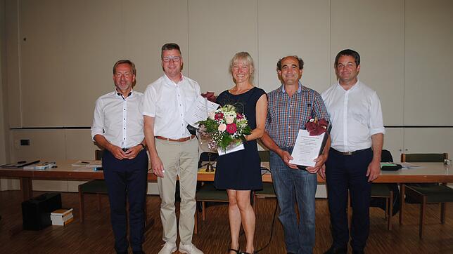 OB Phillip Frank (links) und Bürgermeister Joachim Baumert (rechts) dankten (von links) Matthias Rüd, Marina Schlosser und Hanspeter ...