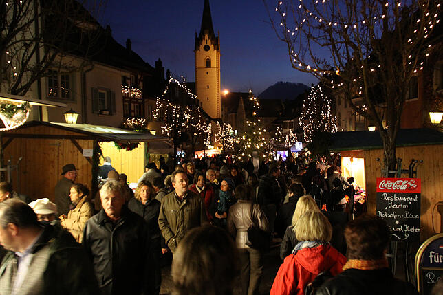 Abendliche vorweihnachtliche Stimmung im heimeligen Ambiente der Altstadt von Engen.