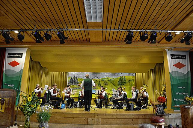 Der Musikverein Alpenblick Willaringen wartete passend zum Anlass unter anderem mit Wanderliedern auf.