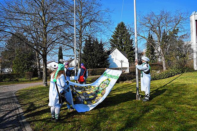 Die Abordnungen der beiden Narrenvereine Räbenheim und Schwanenmühle beim Hissen der Narrenfahnen vor dem Rathaus als Symbol der ...