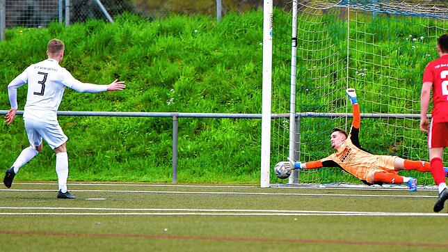 Nur der war drin: Alexander Rebis bringt nach fünf Minuten die SG FC Wehr/Brennet mit diesem Strafstoß gegen den VfR Bad Bellingen in ...