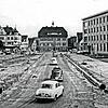 So sah die Hauptstraße in Singen früher aus: Links die Kirche St. Peter und Paul, rechts das Rathaus. In der Mitte stand einst das Alte ...