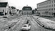 So sah die Hauptstraße in Singen früher aus: Links die Kirche St. Peter und Paul, rechts das Rathaus. In der Mitte stand einst das Alte ...