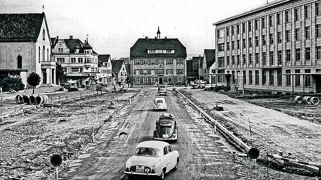 So sah die Hauptstraße in Singen früher aus: Links die Kirche St. Peter und Paul, rechts das Rathaus. In der Mitte stand einst das Alte ...