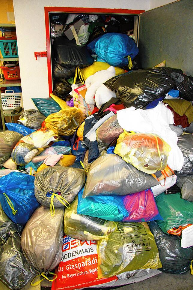 Aus den Sammelfahrzeugen kommt die Bekleidung aus den Containern durch diesen Schacht in den DRK-Sortierraum. Das Foto entstand im Jahr ...