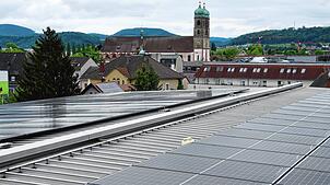 Insgesamt 281 Module der PV-Anlage auf dem Dach des Scheffel-Gymnasiums in Bad Säckingen liefern seit 2024 Strom. Unser Bild entstand im ...