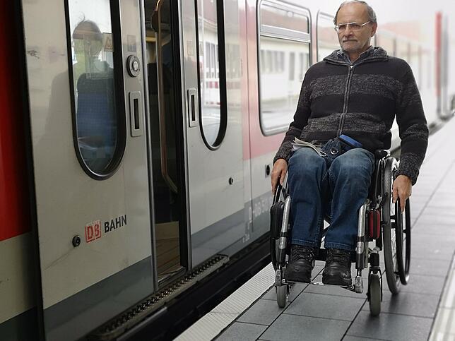 Der Bahnsteig an Gleis eins ist schon angehoben worden. Der Behindertenbeauftragte und Rollstuhlfahrer Manfred Kempter kann alleine in ...