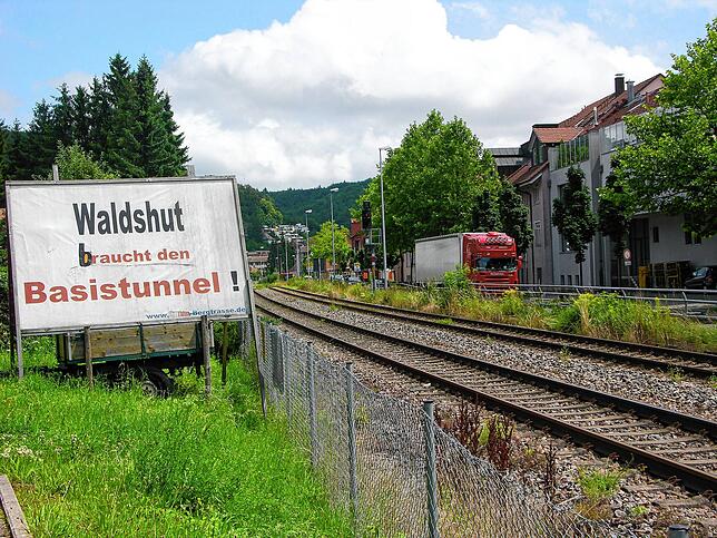 Jeder, der entlang des Hochrheins unterwegs ist, weiß es: Zu Stoßzeiten steht der Verkehr in Waldshut-Tiengen. Auch hier protestieren ...