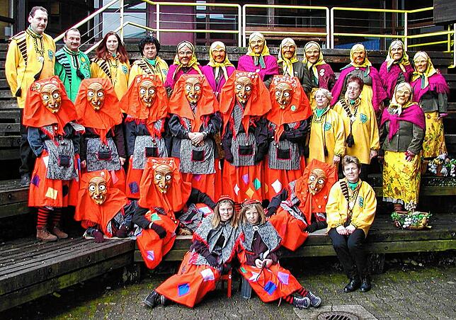 Das Foto zeigt die Gurtweiler Fasnachtsgruppen aus dem Jahre 2001 mit dem Narrenrat (gelbe Kluft), mit den Garwiedewiible (violettes ...