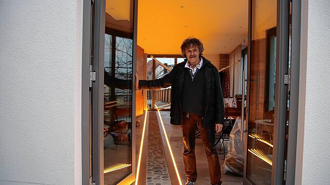 Bernhard Muffler öffnet die Tür zur Erweiterung des Seilermuseums. Die historische Seilerbahn, die durch LED-Leuchten erstrahlt, ist ...