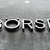 Eine Metallplatte mit der Aufschrift Börse ist an der Fassade vor der Frankfurter Börse angebracht. Seit 15 Jahren eilen die Welt-Börsen ...