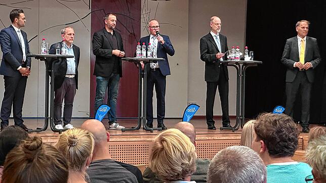 Auf Einladung des Stadtsportverbands diskutieren die Kandidaten für die OB-Wahl, was die Sportstadt Friedrichshafen braucht (von links): ...