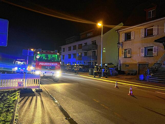Die Feuerwehr war mit 25 Einsatzkräften und vier Fahrzeugen in der Wannenstraße vor Ort.