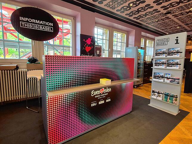 Direkt am Bahnhof gibt es eine Touri-Info für ESC-Touristen. Hier werden ESC-Fans mit Ansichtskarten, Postern aber auch Stadt-Karten und ...