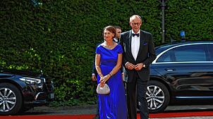 Bundeskanzler Friedrich Merz (CDU) und seine Frau Charlotte kommen zur Eröffnung der Bayreuther Festspiele mit einer Neuinszenierung der ...