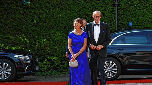 Bundeskanzler Friedrich Merz (CDU) und seine Frau Charlotte kommen zur Eröffnung der Bayreuther Festspiele mit einer Neuinszenierung der ...