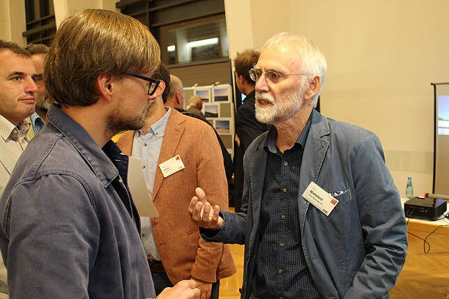 Landschaftsarchitekt Ulrich Bielefeld (rechts) hat für die Bürgerinitiative Pro Landschaftserhalt die Visualisierung der ...