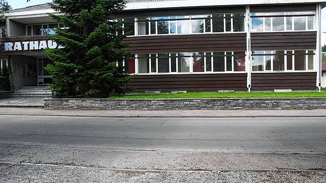 Nach einem Konzept zur Aufwertung des bisherigen Rathausstandortes in Neufrach von 2015 würde der vordere Riegel, der parallel zur ...