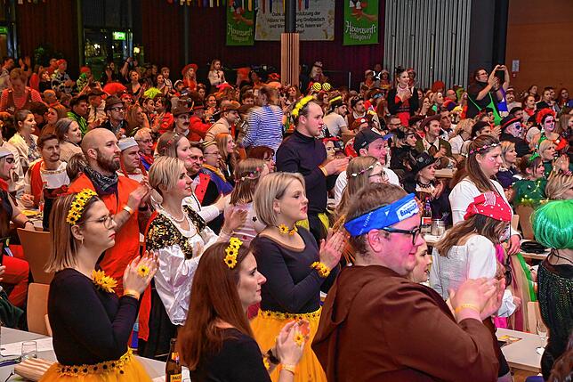 Die Zuschauer spenden ordentlich Beifall nach dem gelungenen Programm beim Hexenball.