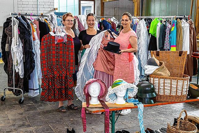 Kostüme für 94 Rollen stellen (von links) Marianne Weber, Marielle Vogt und Corinna Vogt aus dem Fundus zusammen. Einige hat das Näteam ...