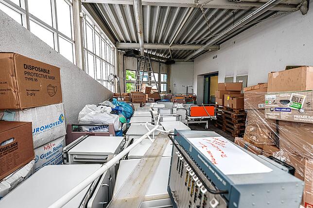 Reichlich Material: Nachtschränke und Pflegebetten warten auf das Verladen.