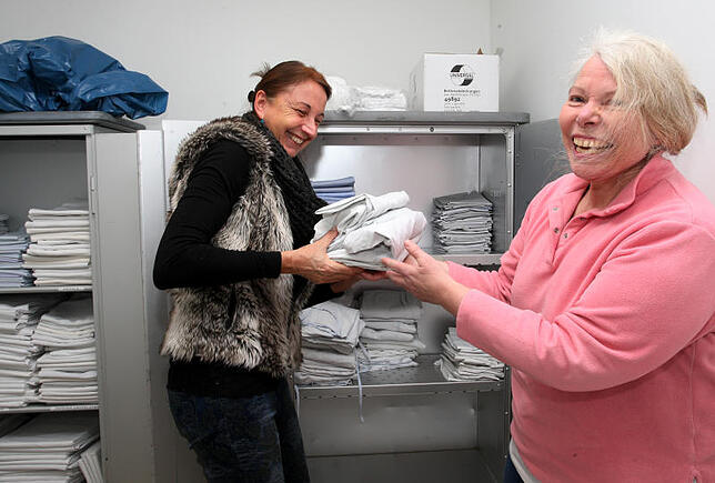 Auch beim Einzug geht alles Hand in Hand. Kristina Peltzer (links) und Regina Schröer (rechts) sind ein eingespieltes Team und haben ...
