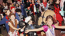 Bunt kostümiert wuselt der Narren-Nachwuchs beim Kindernachmittag der Poppele-Zunft durch die Scheffelhalle.
