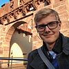 Sven Burkhardt vor dem Spalentor in Basel, wo er seit sechs Semestern studiert. Schon von Beginn an pendelt er mit Bus und Bahn.