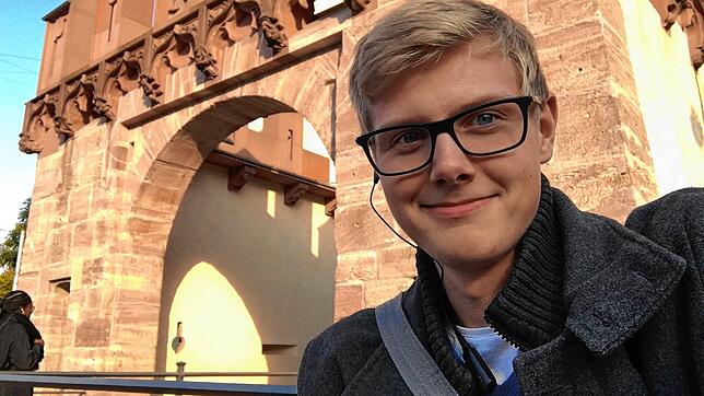 Sven Burkhardt vor dem Spalentor in Basel, wo er seit sechs Semestern studiert. Schon von Beginn an pendelt er mit Bus und Bahn.