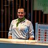 Sidney Konopka empfängt die Gäste im Holiday Inn ab Freitag hinter einer Plexiglas-Scheibe.