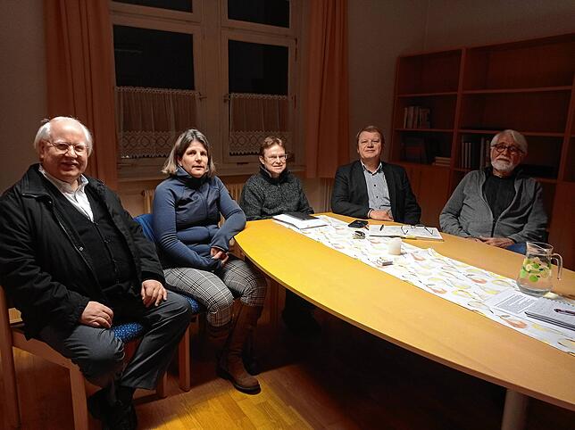 Die Pfarrgemeinde St. Georg hat entschieden, dass die Kirchturm Uhr auch nachts weiterhin in Erzingen schlägt. Im Bild (von links): ...