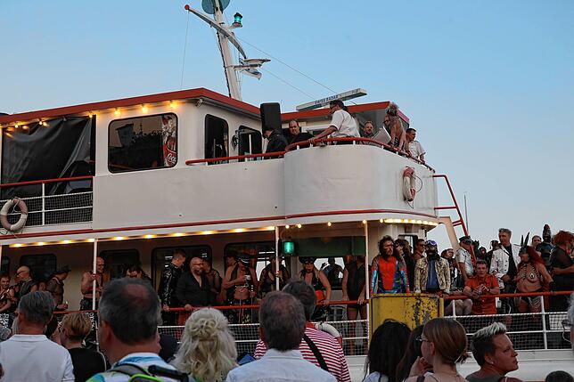 Bild 4: Lack, Leder und Lust &ndash; Das Torture Ship legt Zwischenstopp in Konstanz ein