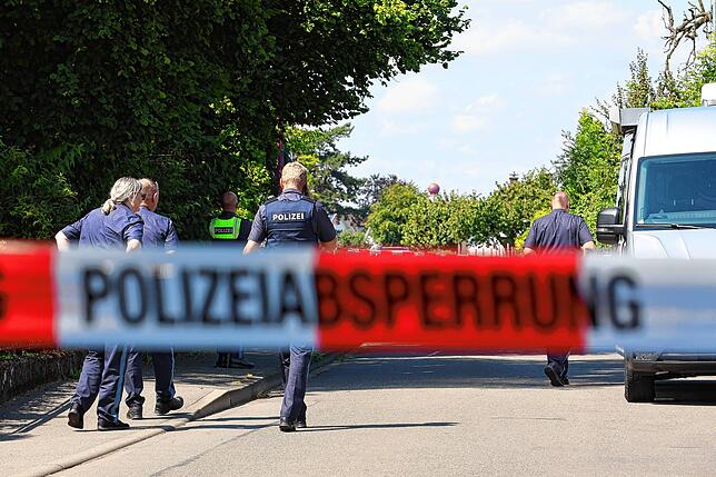 Am Dienstag, 23. Juli, ermitteln bayerische Polizeibeamte am Bodenseeufer zwischen Kressbronn und Nonnenhorn. Ein 70-Jährige, die seit ...