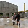 Ortsvorsteher Hermann Leiz und Architekt Alexander Kionka in den übrig gebliebenen Teilen der alten Litzelhardthalle. Hinter der großen ...