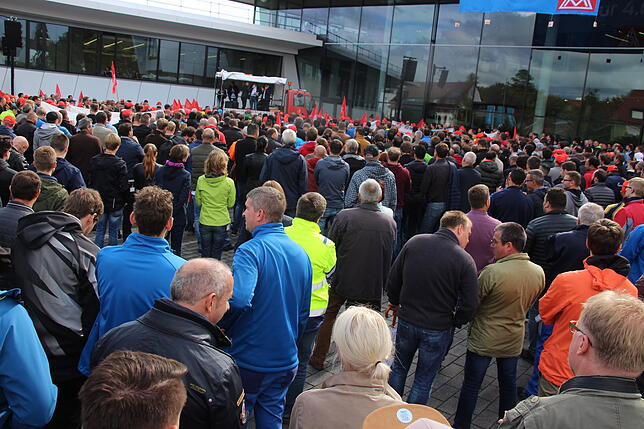 5000 ZF-Mitarbeiter demonstrieren vor dem ZF-Forum.