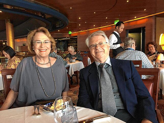 Sabine und Bernd Albrecht beim Dinner im Restaurant der MS Zaandam. Dass sie ihre Mahlzeiten künftig in ihrer Kabine ohne Tisch ...