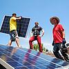 Solarpanels auf einem Konstanzer Dach: Sie sind ein Baustein der Klimaschutzstrategie im Kreis. Mit ihr geht es zu langsam voran, sagen ...