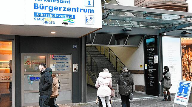 Der Eingang zum Bürgerzentrum in der Marktpassage: Die Tourist-Information wird als Verkehrsamt bezeichnet.